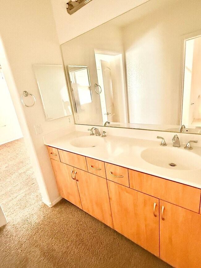 Building Photo - 3 bed 3 bth near Skye Canyon