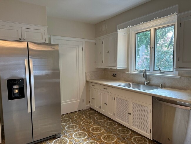 Building Photo - 2227 E Woodstock Pl