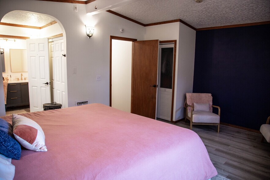 Building Photo - 6647 N Astor St