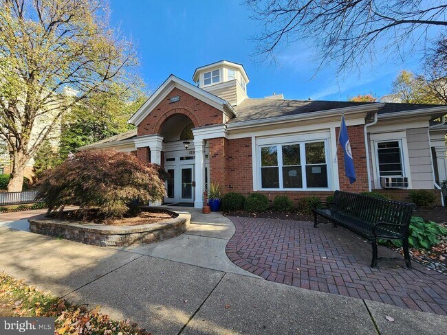 Building Photo - 2204 Westcourt Ln