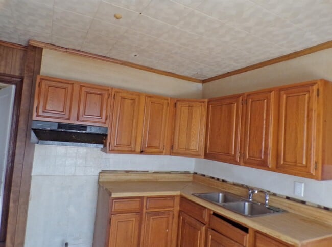 Building Photo - 756 S Pkwy E