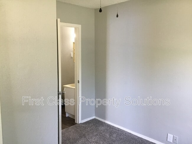 Building Photo - 2215 Cashion Pl