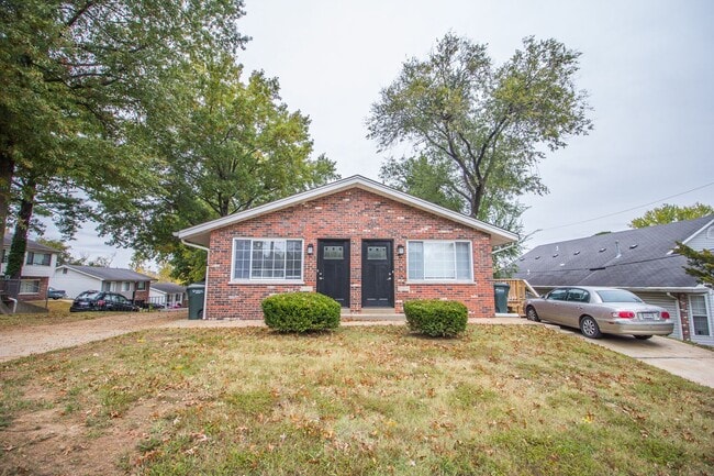 Building Photo - Pet Friendly Renovated Two Bedroom