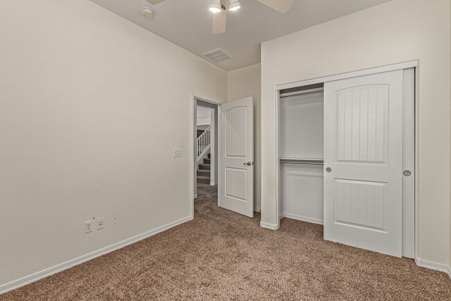 Building Photo - SPACIOUS 4BR/3BA in Peoria!