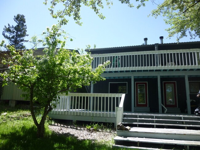 Building Photo - Great spot on Whitefish River