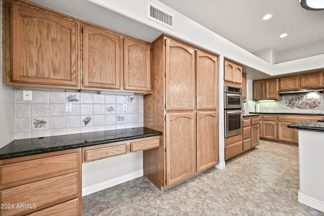 Building Photo - 6520 W Robin Ln