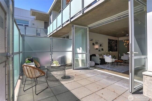 Building Photo - Unique 1 bed/1bath, 200 sqft patio, 2 parking spaces, high end finishes.