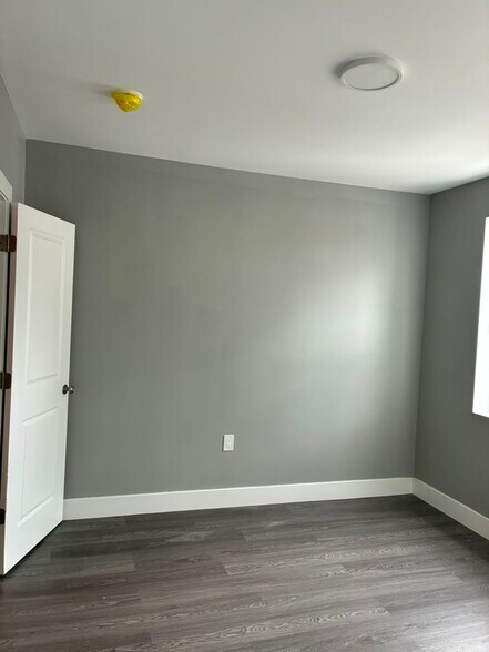 Building Photo - 1549 S Lecount St