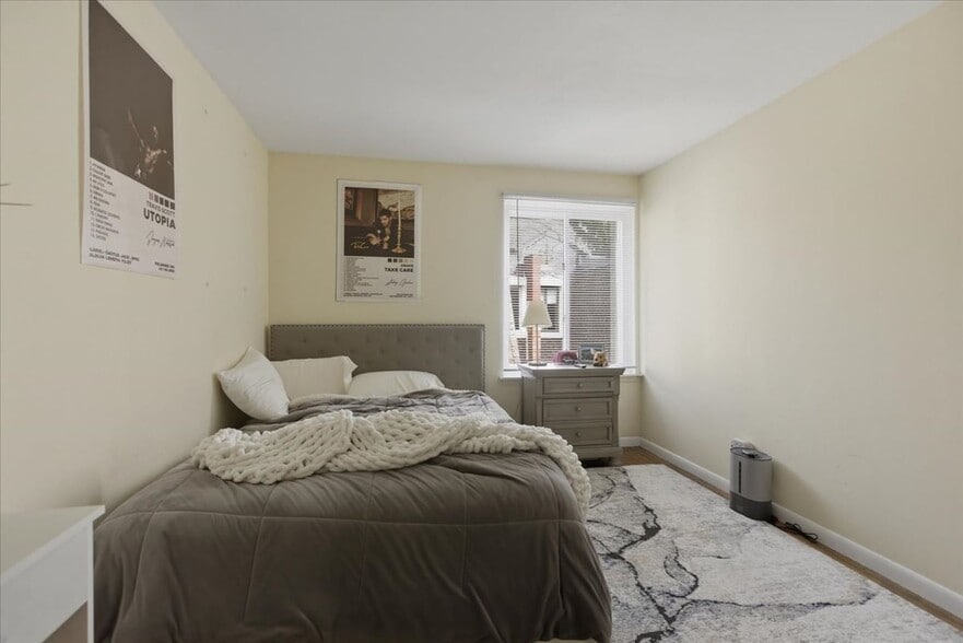 Building Photo - 1631 W Belle Plaine Ave