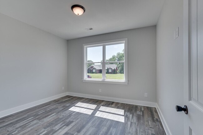 Building Photo - 37 Lakeview Dr