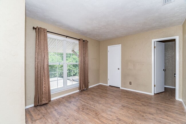 Building Photo - 2-BEDROOM TOWNHOME IN ALAMO HEIGHTS