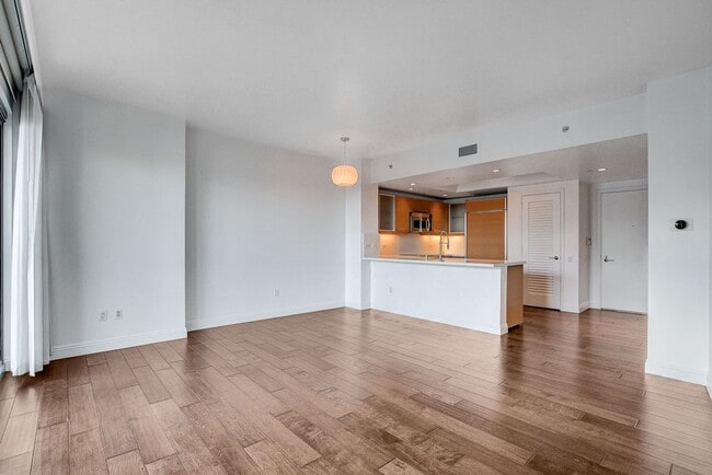 Building Photo - Turnberry Towers 2705W-City/Golf Course Views from this Stunning 1Bd/1.5Ba Residence