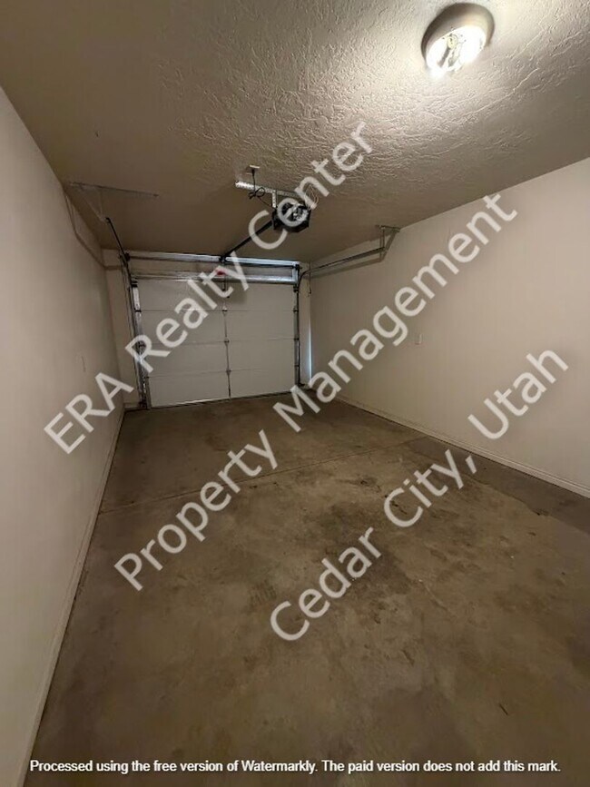 Building Photo - 3 bed 2 bath - Twin Home
