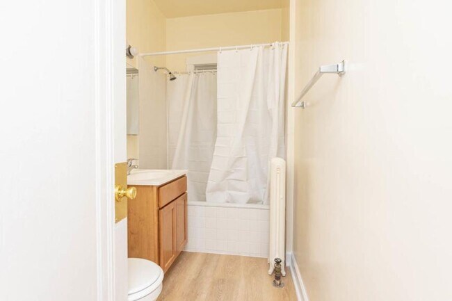 Building Photo - 2 bedroom in Evanston IL 60202