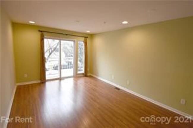 Building Photo - 620 Raphael Place