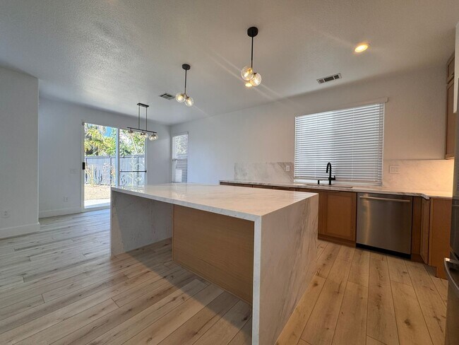 Building Photo - Stylish Renovated Home with Garage & Priva...