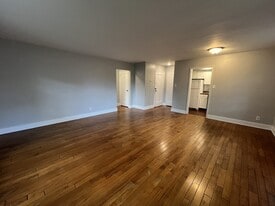 Building Photo - Canterbury Court Apartments