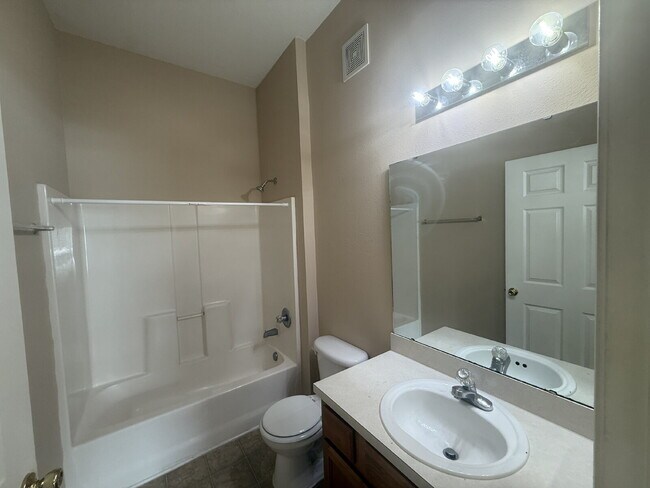Building Photo - FOR RENT:  3 BEDROOM 2 BATHROOM CONDO LOCATED IN TIMBER RUN