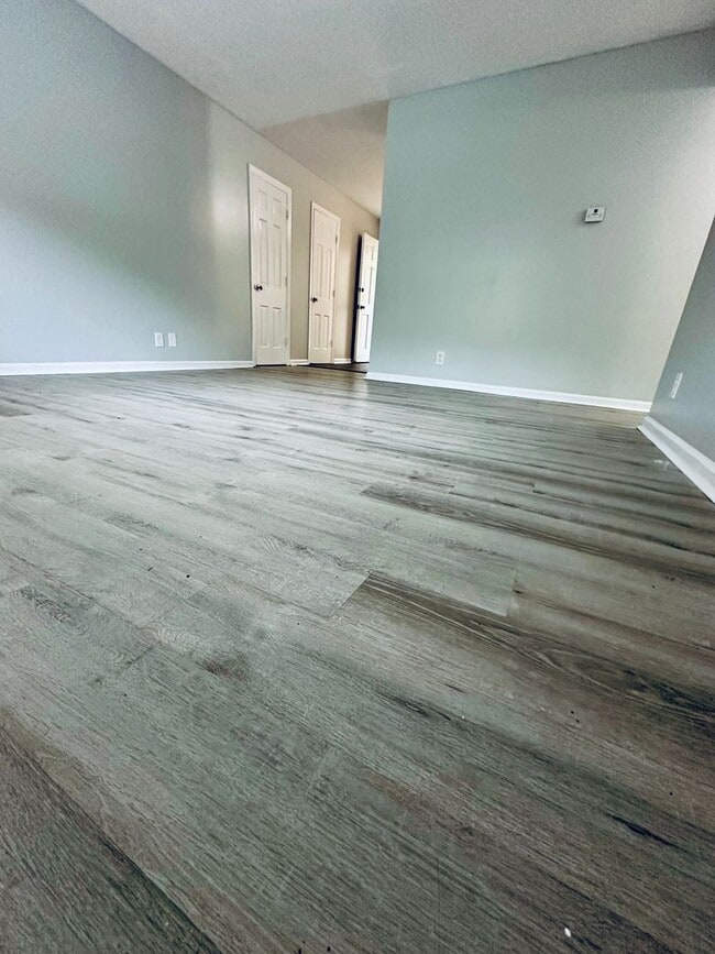 Building Photo - 3340 Pinewood Ave