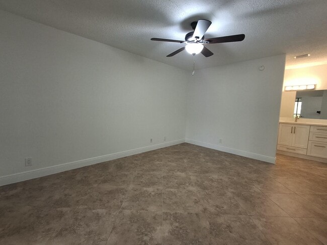 Building Photo - 4017 Carambola Cir N