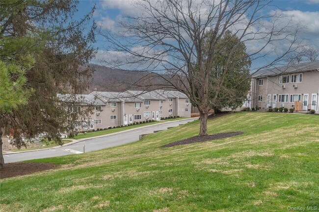 Building Photo - 11 Fishkill Glen Dr