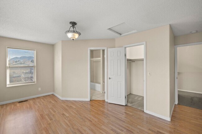 Building Photo - 977-979 Columbine Ave