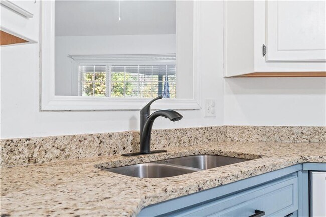 Building Photo - 204 Red Fox Ct