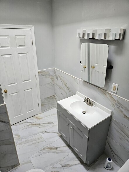 Bathroom - Front Angle - 5463 Arlington St