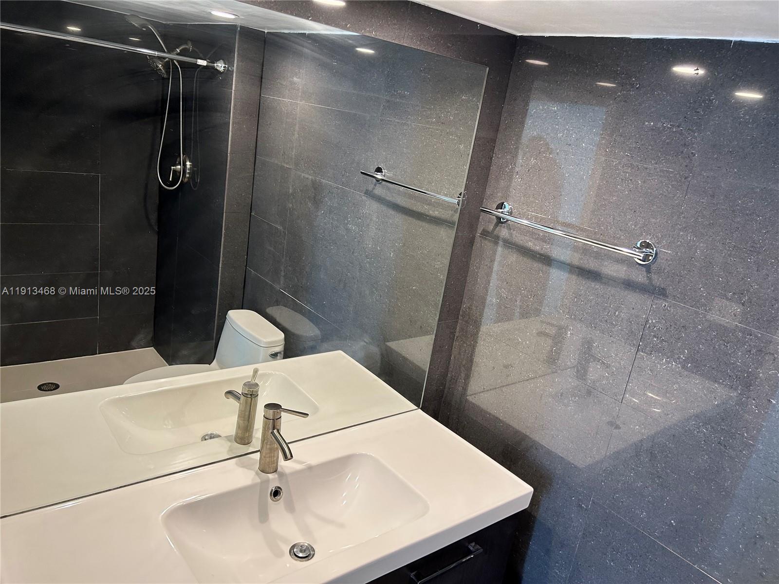 Building Photo - 100 Bayview Dr