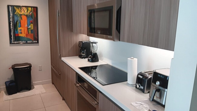 Building Photo - 401 N Birch Rd