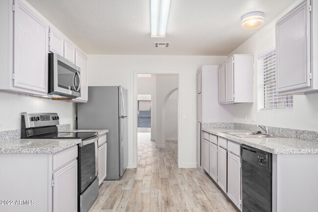 Building Photo - 509 E Rimrock Dr