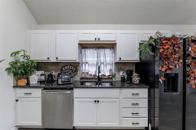 Building Photo - 916 Clover Hill Ln