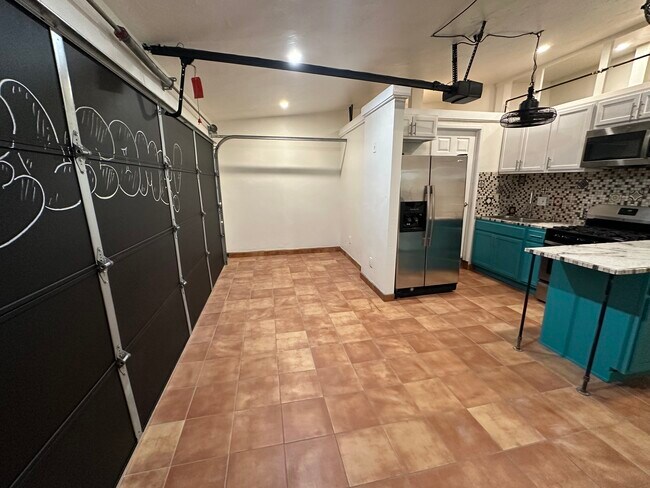 Building Photo - 3822 Polaris Dr