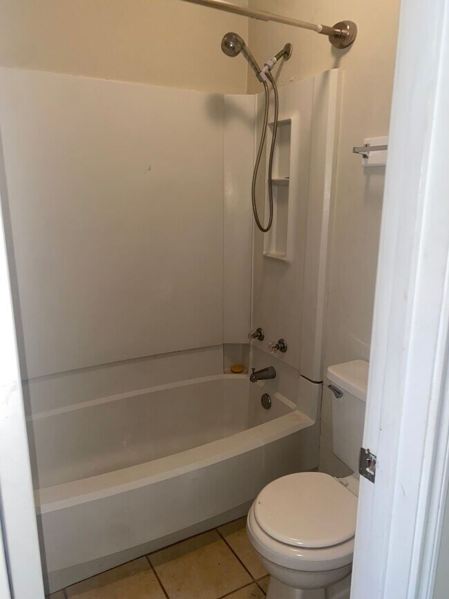 Building Photo - 1134-1136 Willow Creek Dr