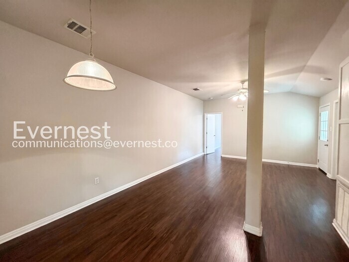 Building Photo - 1011 Iola Dr