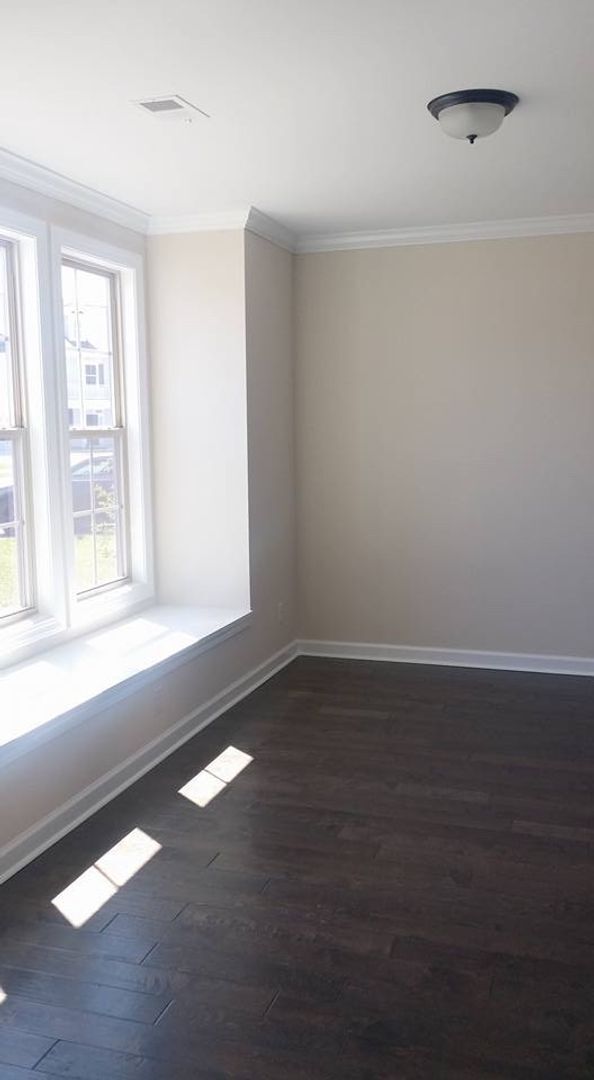 Building Photo - 5 bedroom 4 bath plus Bonus Room and Much More!!
