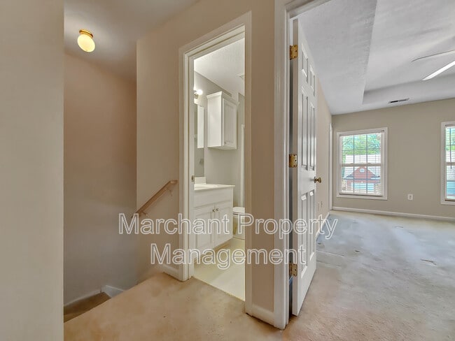 Building Photo - 215 Rexford Dr