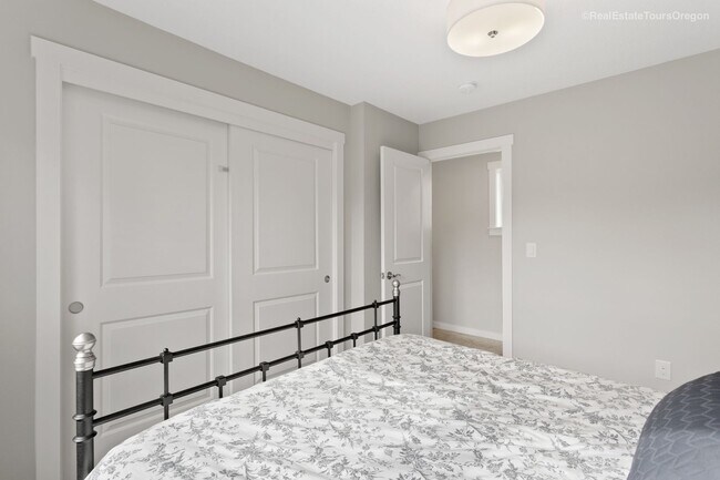 Building Photo - Bright and Modern Home Near Woodstock with...