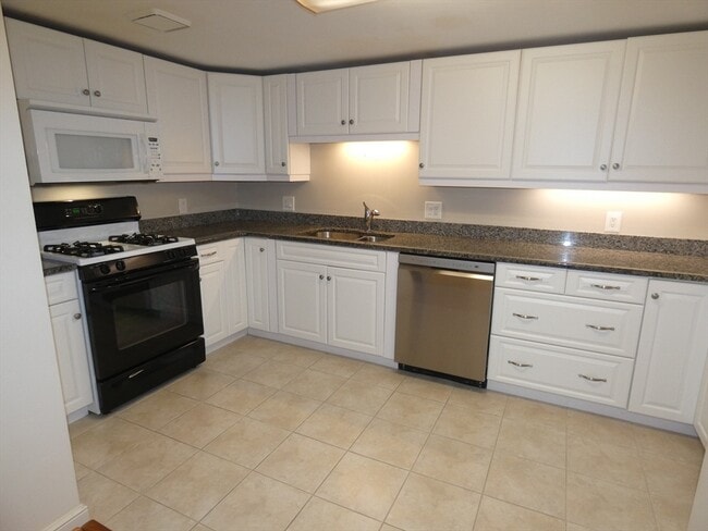 Building Photo - 380 Place Ln