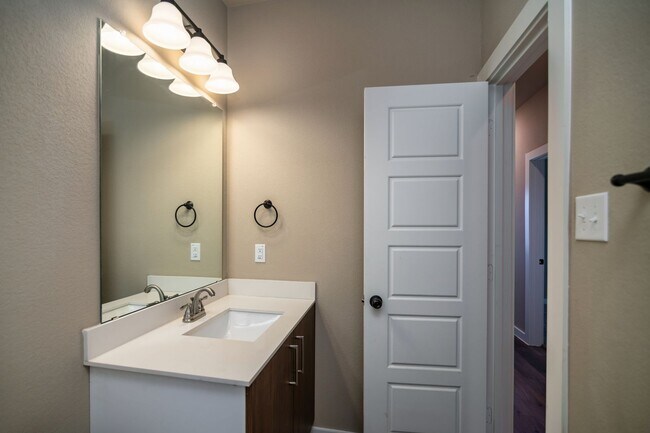 Building Photo - GORGEOUS 3 BEDROOM DUPLEX LOCATED IN MIDLO...