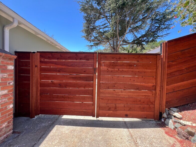 Building Photo - 1327 Tanglewood Dr
