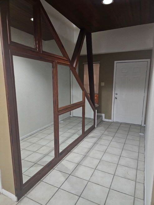 Building Photo - 4011 Alshire Dr