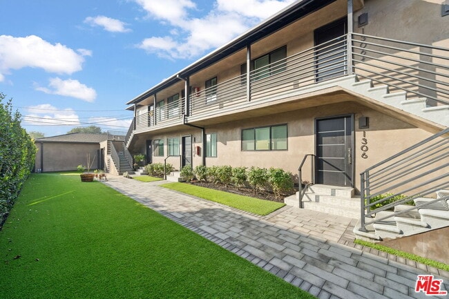 Building Photo - 1310 W Valencia Dr