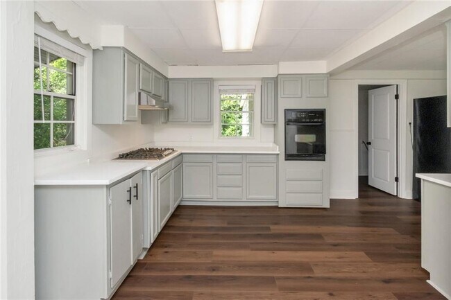 Building Photo - 117 Border Dr W