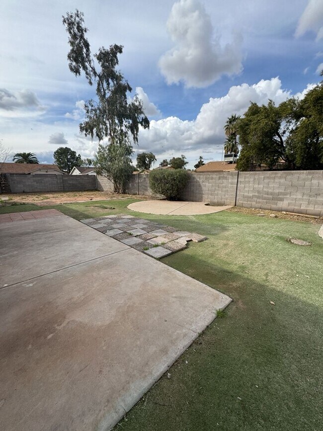 Building Photo - CORNER LOT 3 BEDROOM PLUS DEN WITH FIREPLACE AND LARGE YARD