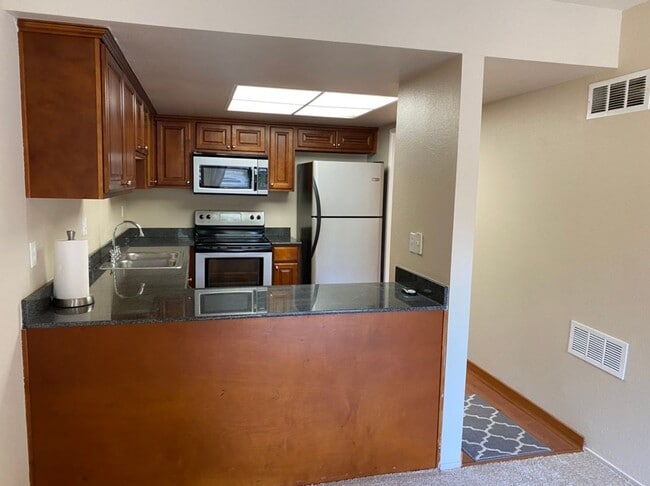 Building Photo - Two bedroom condo in Gated Community with ...