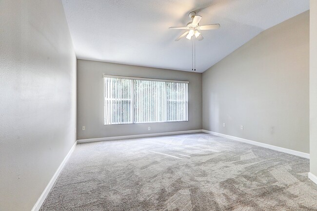Building Photo - Spacious New Tampa 2 Bedroom, 2.5 Bath Tow...