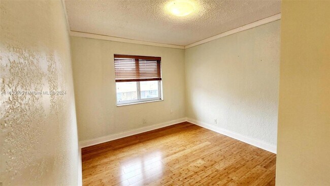 Building Photo - 6516 SW 41st Ct