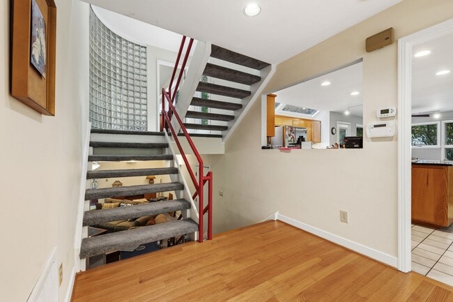 Building Photo - Contemporary 4bd/3.5ba Near Hope Valley + Home Equidistant to Downtown Durham & Chapel Hill!