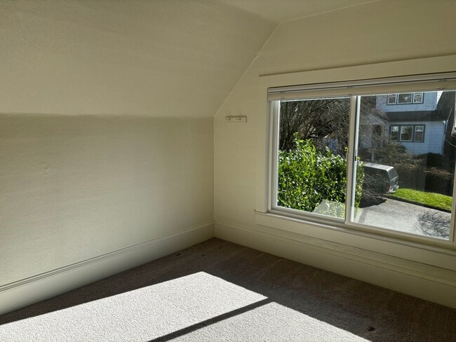 Building Photo - Charming duplex-style house in the heart of Green Lake and Tangletown